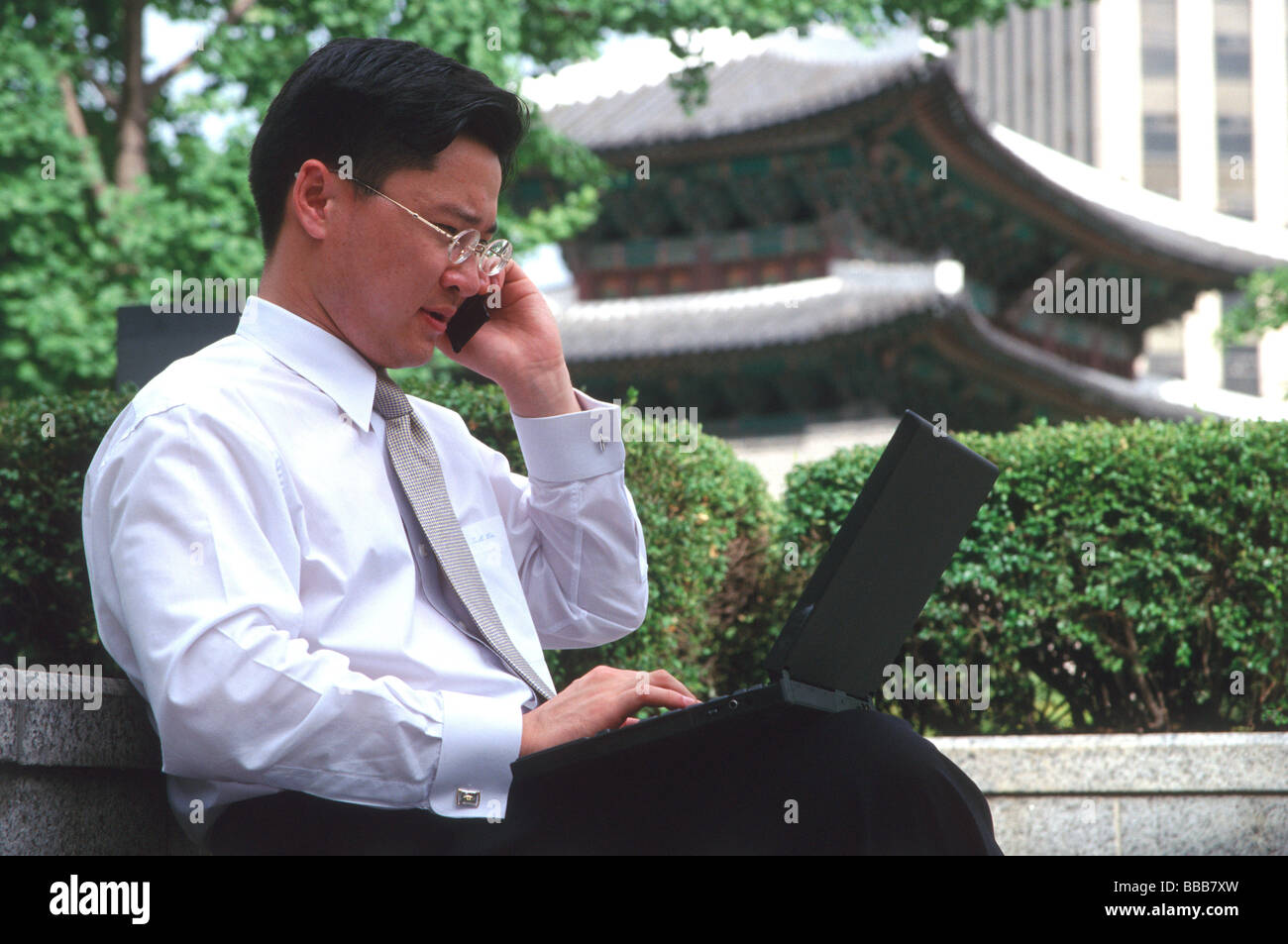 Männliche Führungskraft mit Laptop und Handy in Seoul, Korea Stockfoto