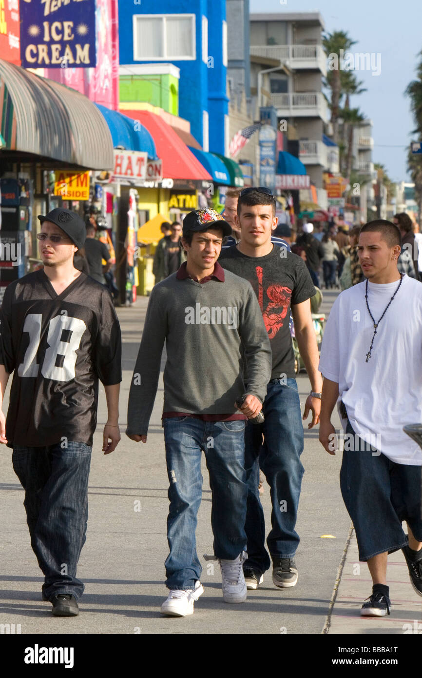 Menschen und Boardwalk Einzelhandelsflächen im Venice Beach Los Angeles Kalifornien Stockfoto