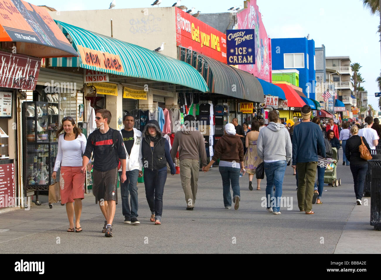 Menschen und Boardwalk Einzelhandelsflächen im Venice Beach Los Angeles Kalifornien Stockfoto