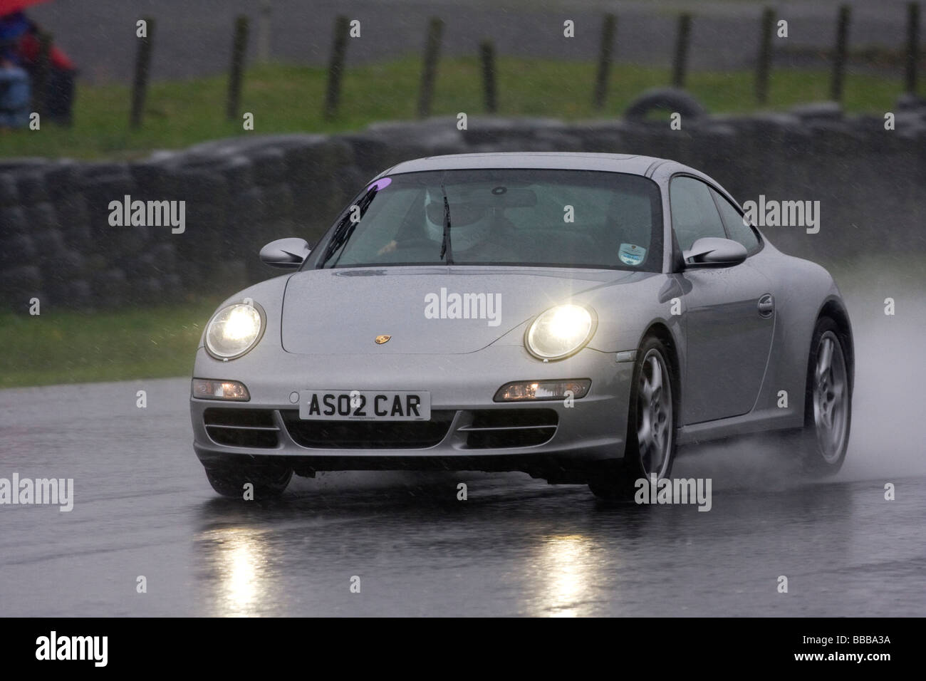 Porsche Carrera 4 s auf nasser Strecke Stockfoto