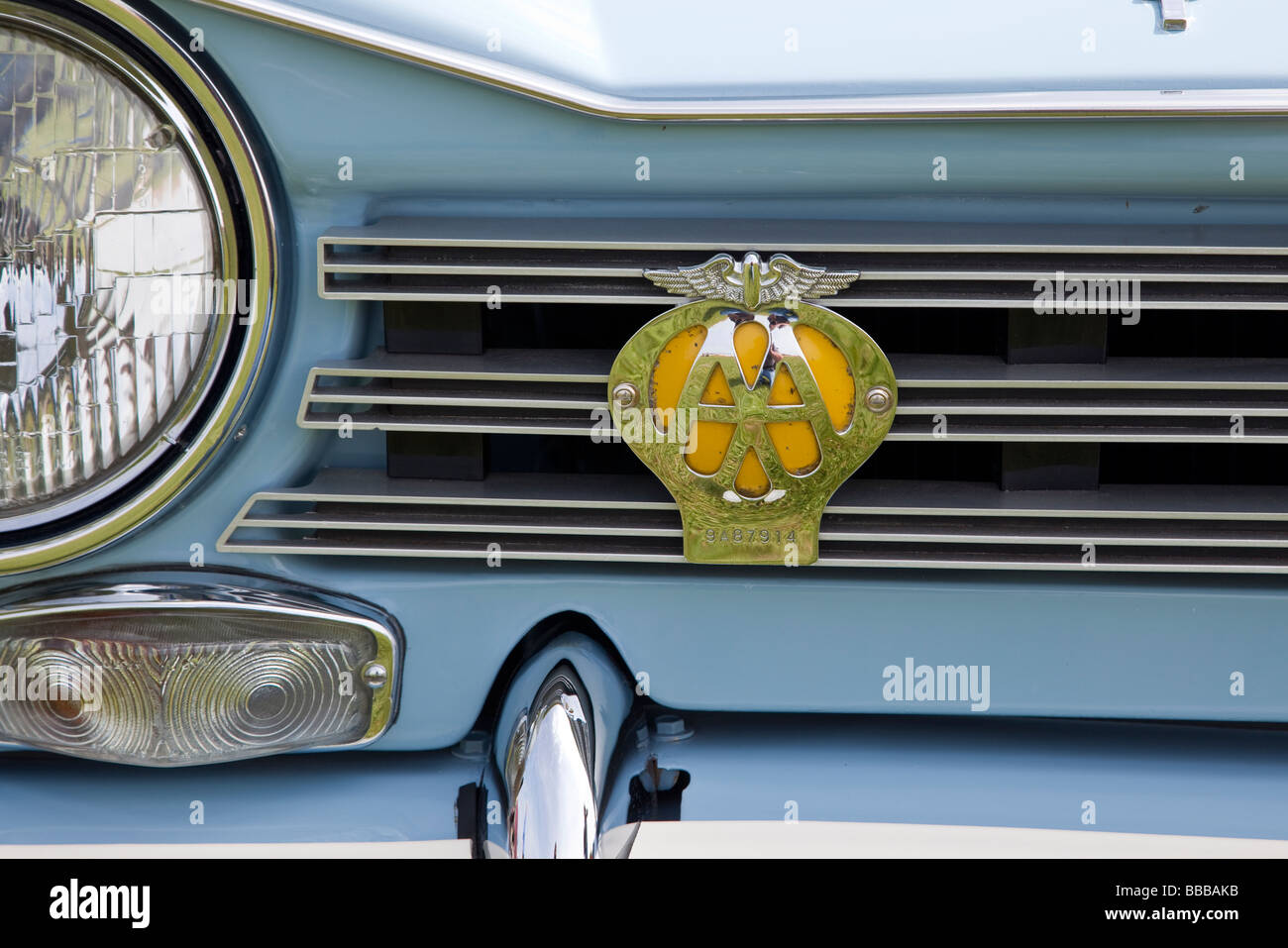 Vorne chrom Kühlergrill von Wolseley Auto mit traditionellen AA Metall  Abzeichen Stockfotografie - Alamy