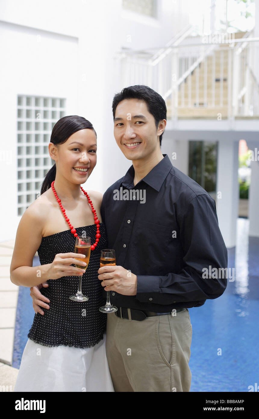 Paar am Pool, mit Champagner-Gläser Stockfoto