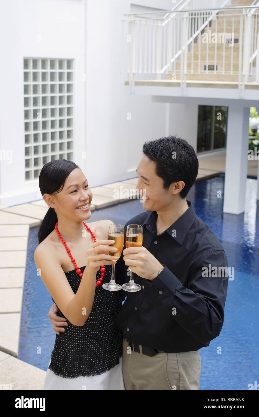 Paar am Pool, toasten mit Champagner Stockfoto