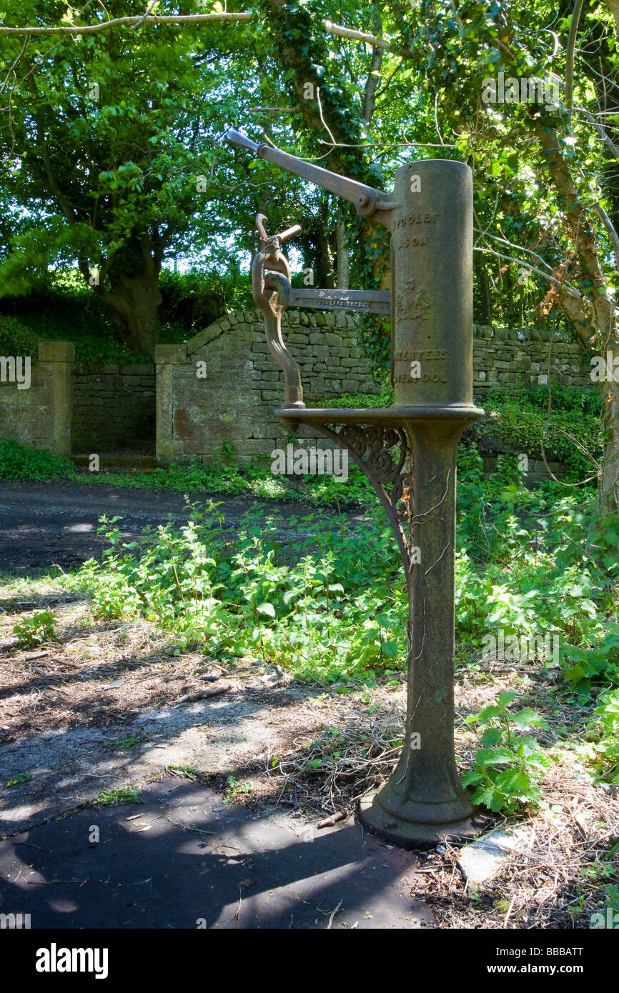 Altes Gusseisen Pumpe Haltestelle Theaters ehemalige Coanwood im Fluss South Tyne Valley, Tynedale, Northumberland Stockfoto