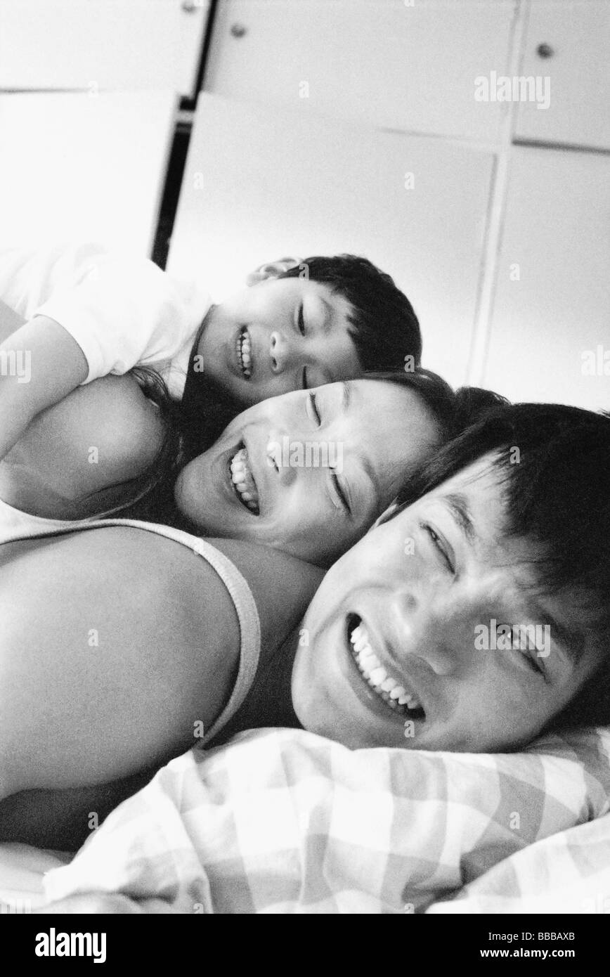 Familie spielt im Bett Stockfoto