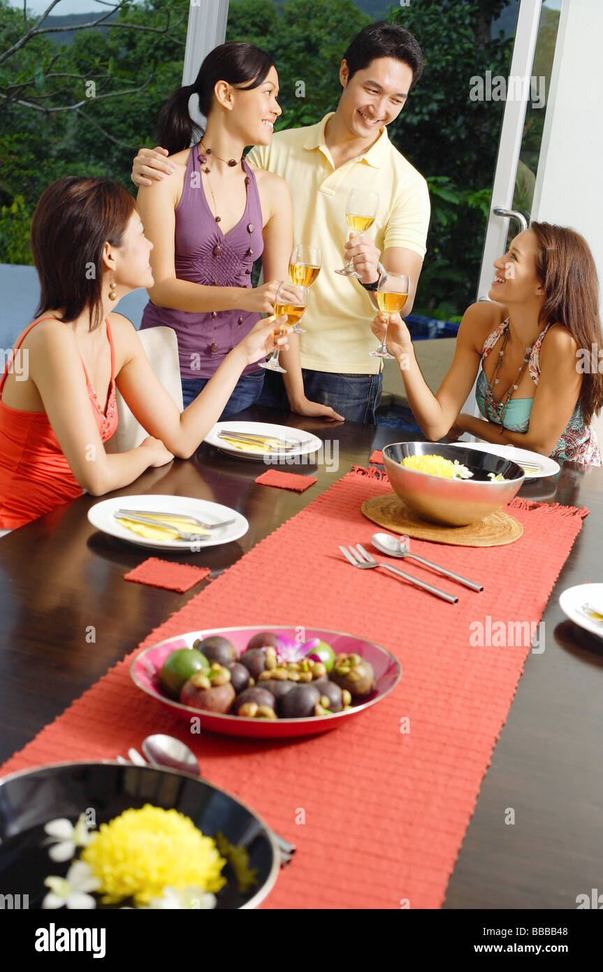 Junge Erwachsene mit Dinner-Party, toasten mit Weingläsern Stockfoto
