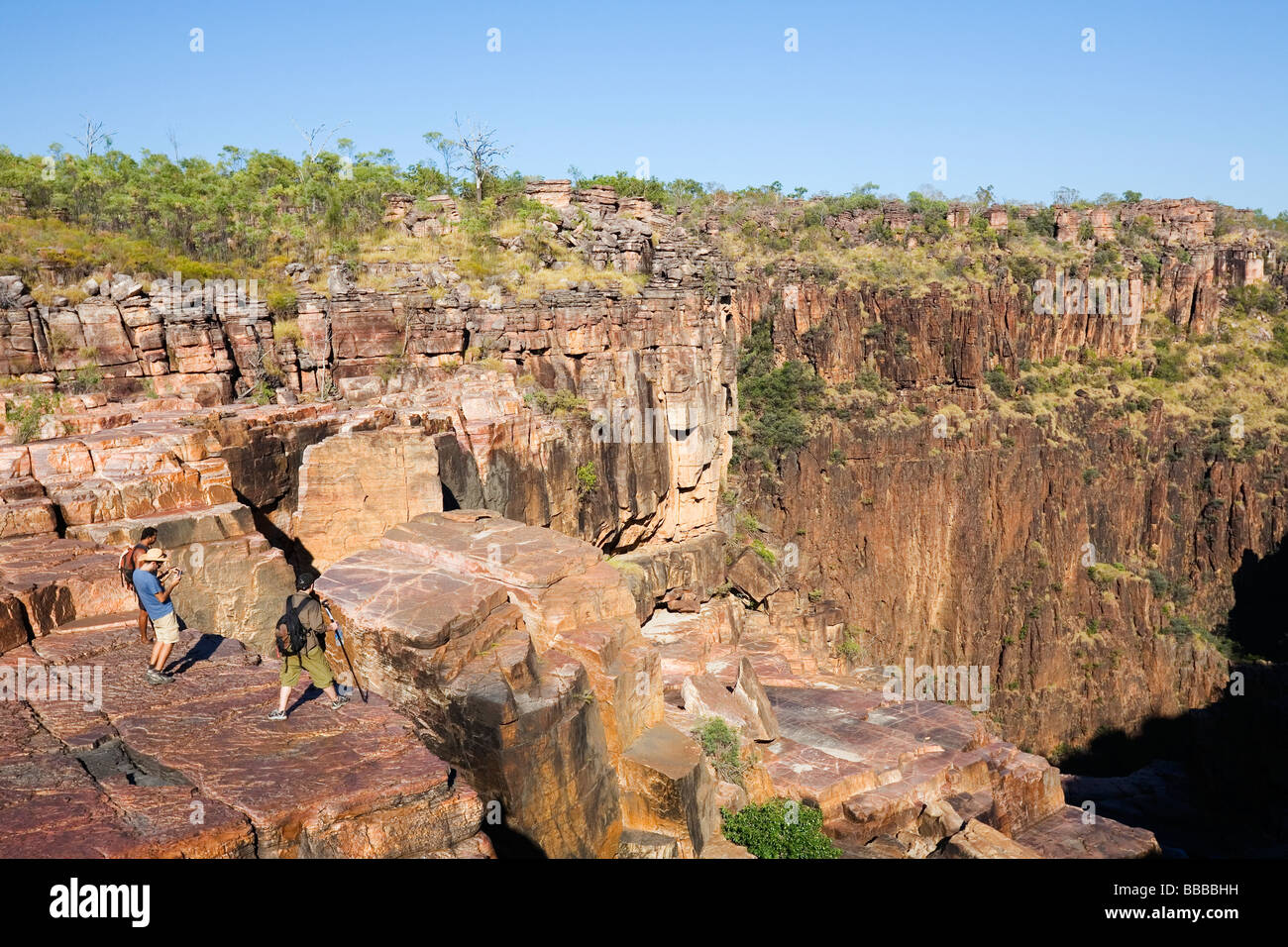 Wanderer an der Spitze der Jim Jim Falls auf Barrk Marlam Bushwalk.  Kakadu-Nationalpark, Northern Territory, Australien Stockfoto