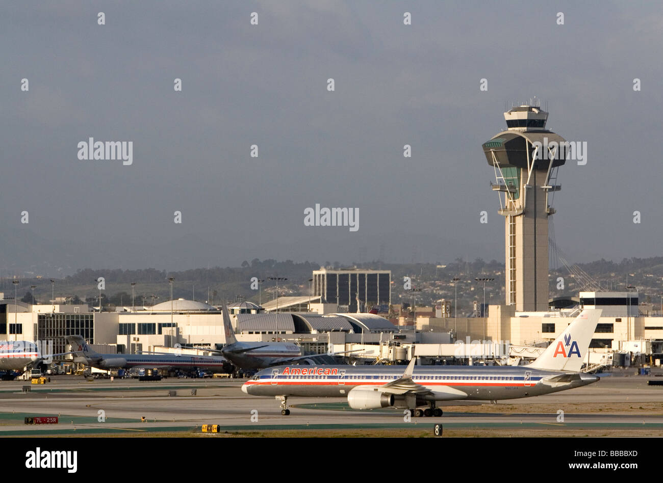 American Airlines Boeing 757 Rollen auf der Landebahn am Flughafen LAX in Los Angeles Kalifornien USA Stockfoto