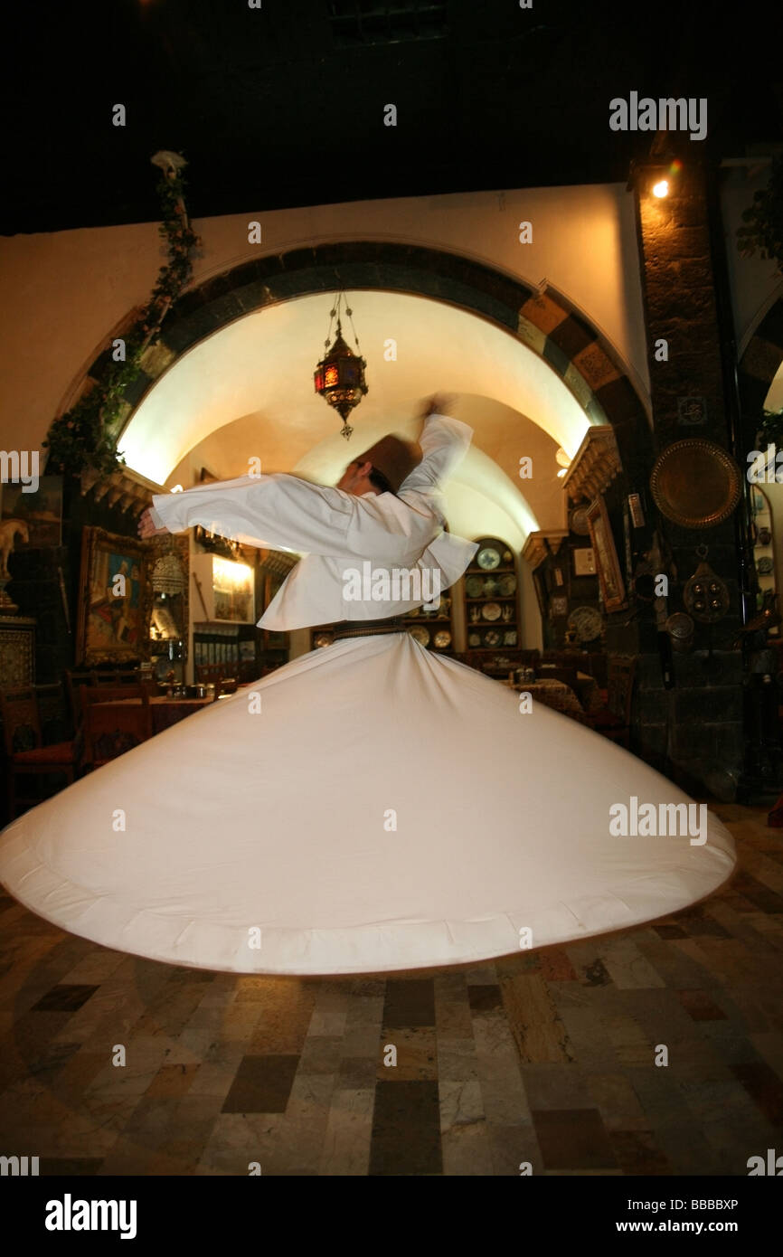 Sufi-Tänzer oder tanzender Derwisch in einem traditionellen Restaurant Damaskus Stockfoto