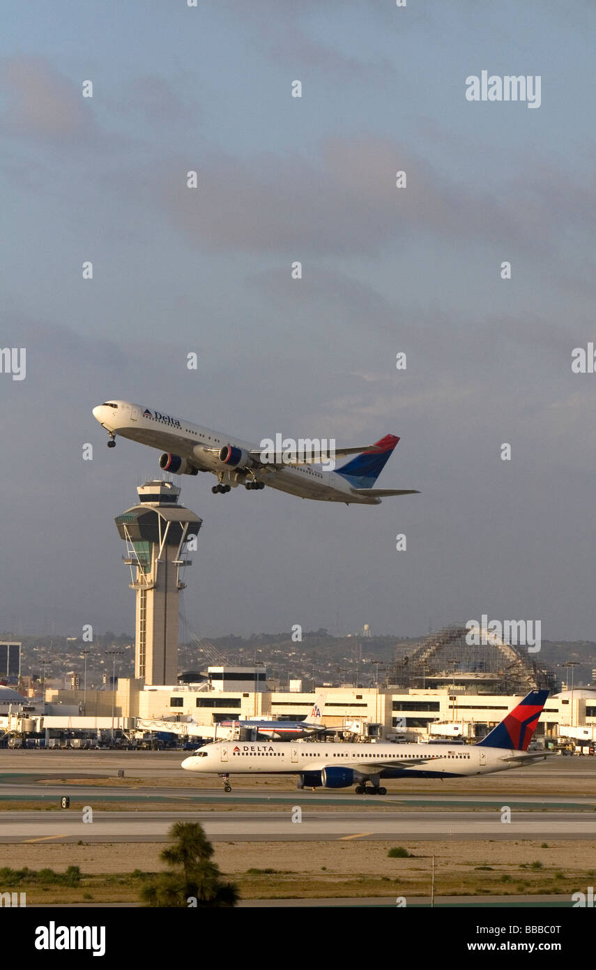 Delta Boeing 767 in dem Start vom Flughafen LAX in Los Angeles Kalifornien USA Stockfoto