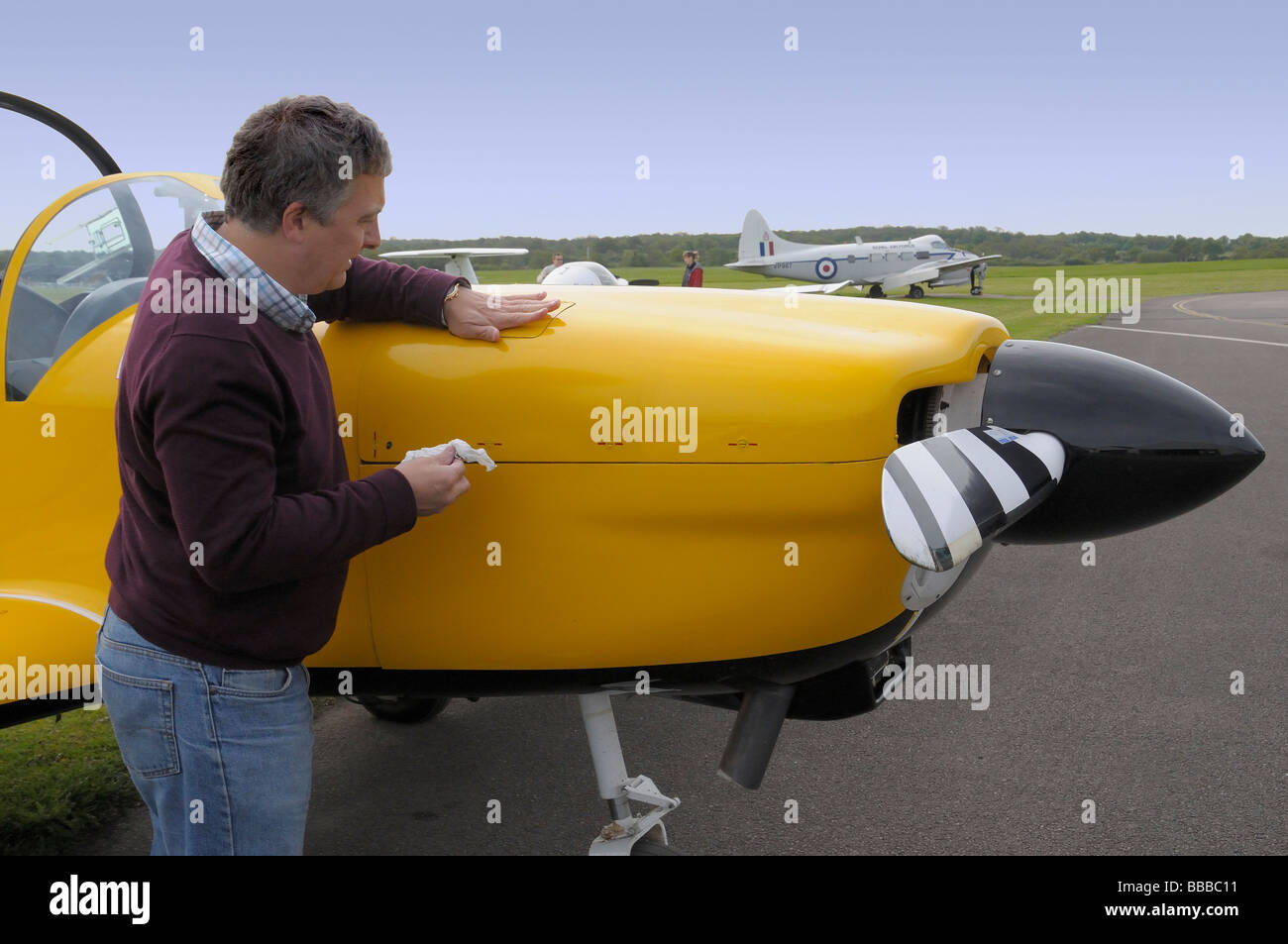 Piloten, die Vorbereitung für den Start in Slingsby Firefly Kleinflugzeug an Redhill Surrey UK Stockfoto