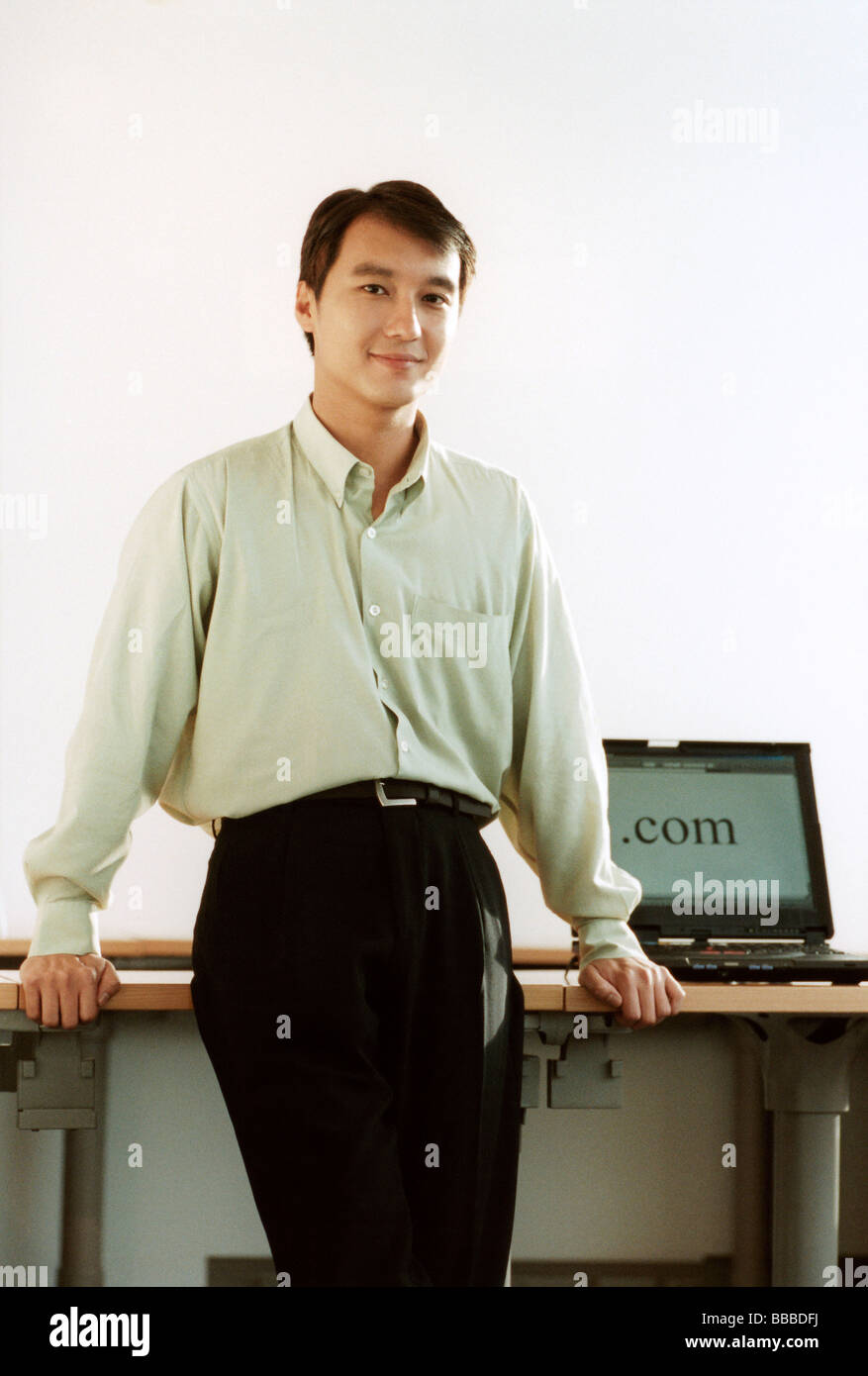 Männliche Führungskraft mit Laptop-Computer hinter. Stockfoto