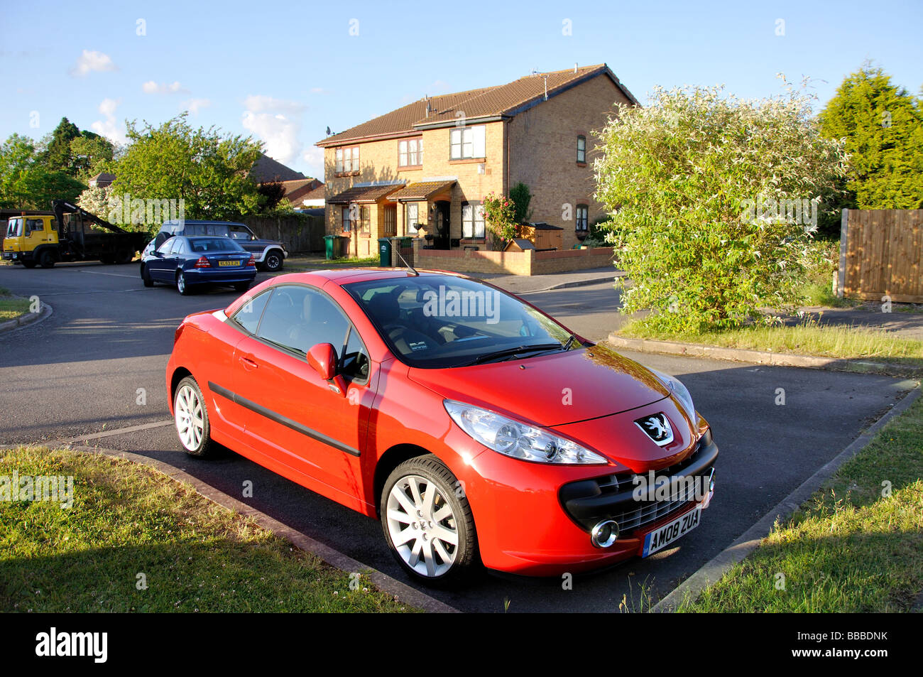 Auto vor dem Haus geparkt, Meadow View, Stanwell Moor, Surrey, England, Vereinigtes Königreich Stockfoto
