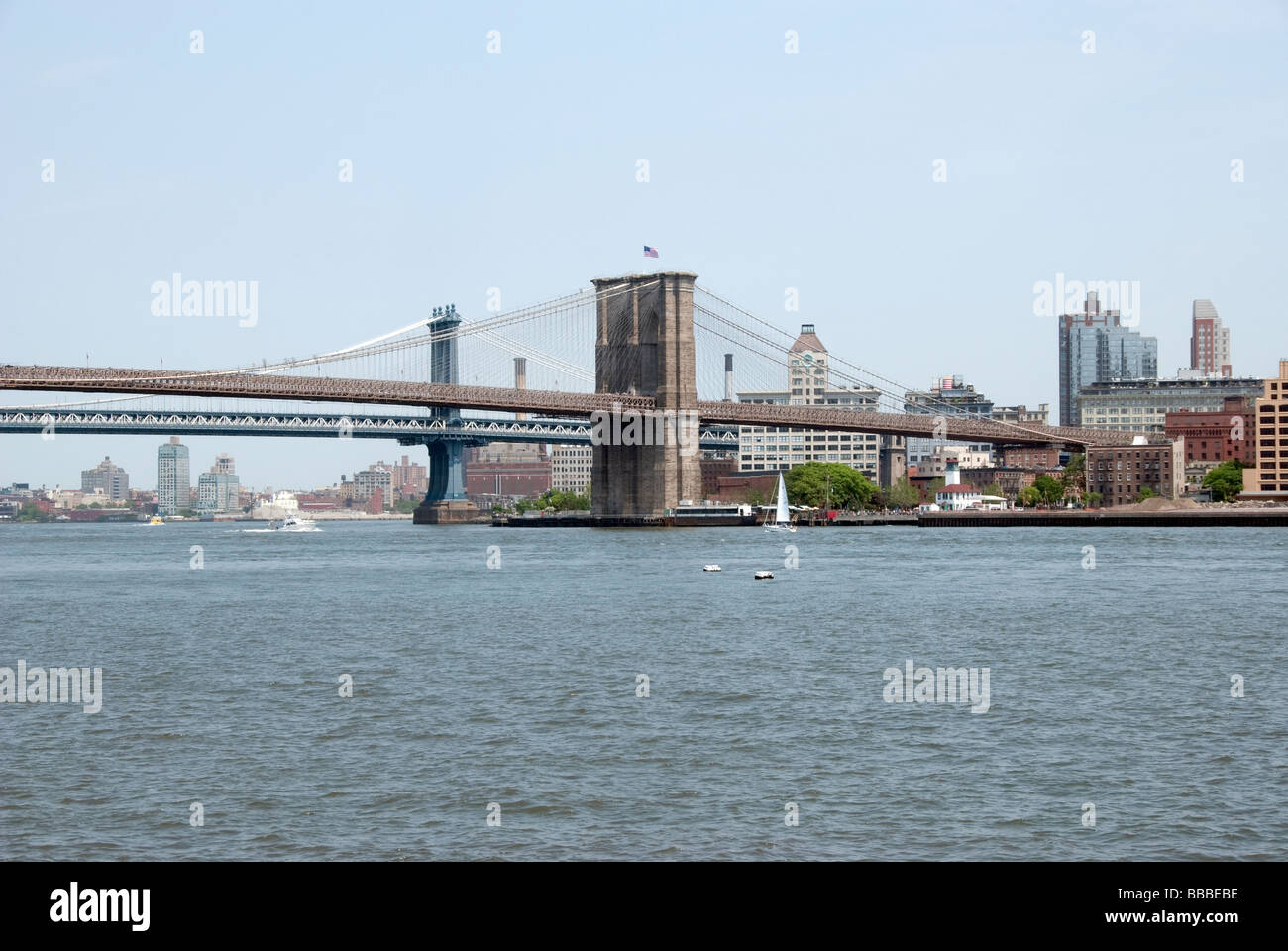 Blick auf den East River mit der Brooklyn & Manhattan Bridge und Brooklyn Waterfront, New York Stockfoto