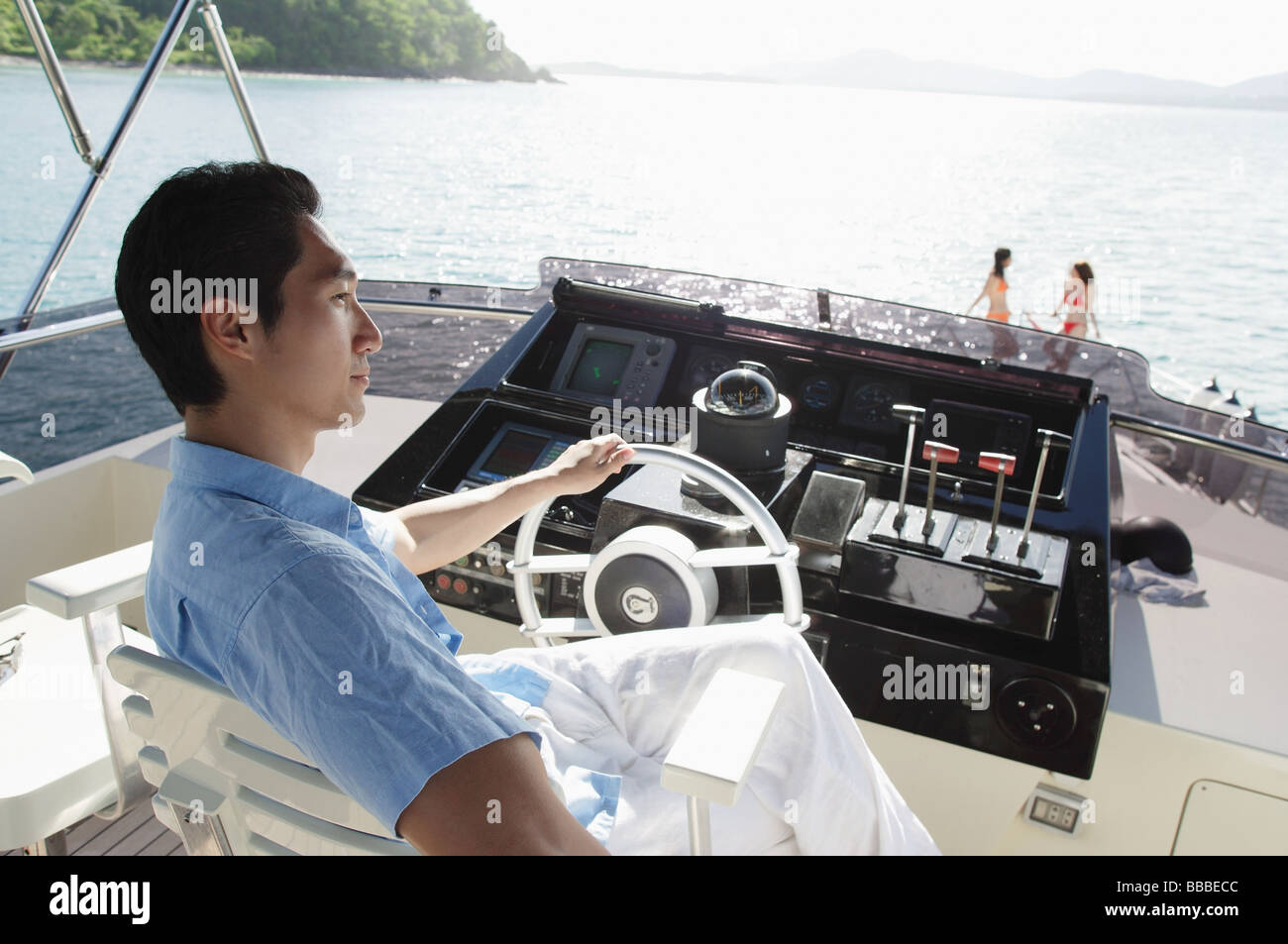 Mann sitzt an der Spitze der Yacht, wegschauen Stockfoto