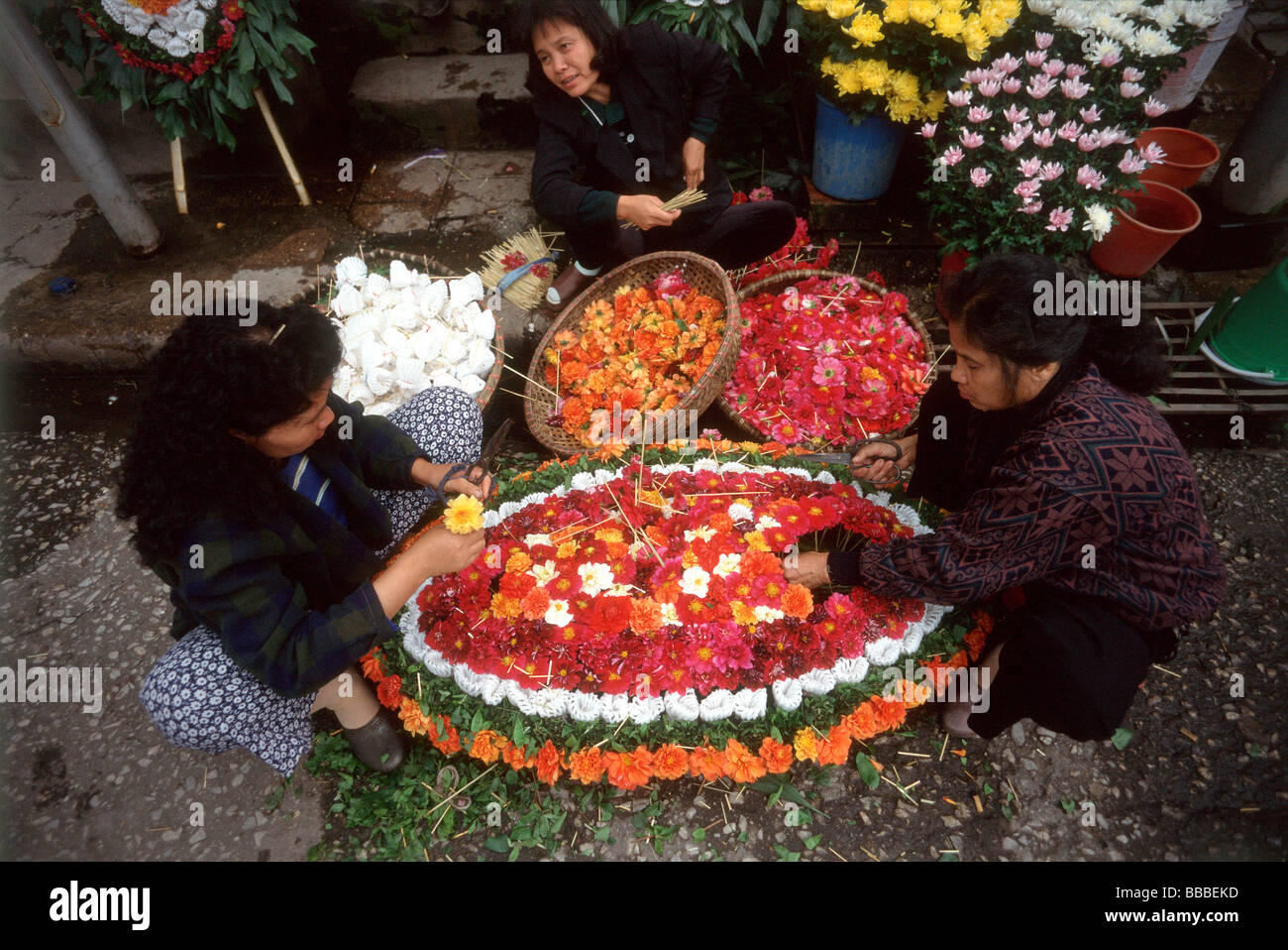 Vietnam, Hanoi, Frauen machen Blumenarrangements. Stockfoto