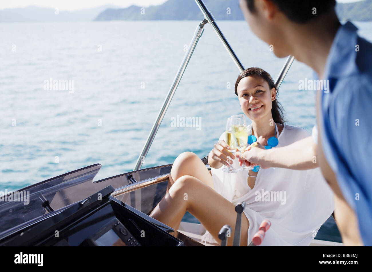 Paar auf Yacht, toasten mit Getränken Stockfoto