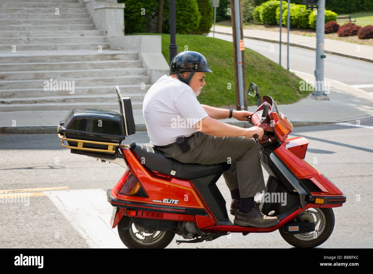Mann auf vespa roller Fotos und Bildmaterial in hoher Auflösung Alamy