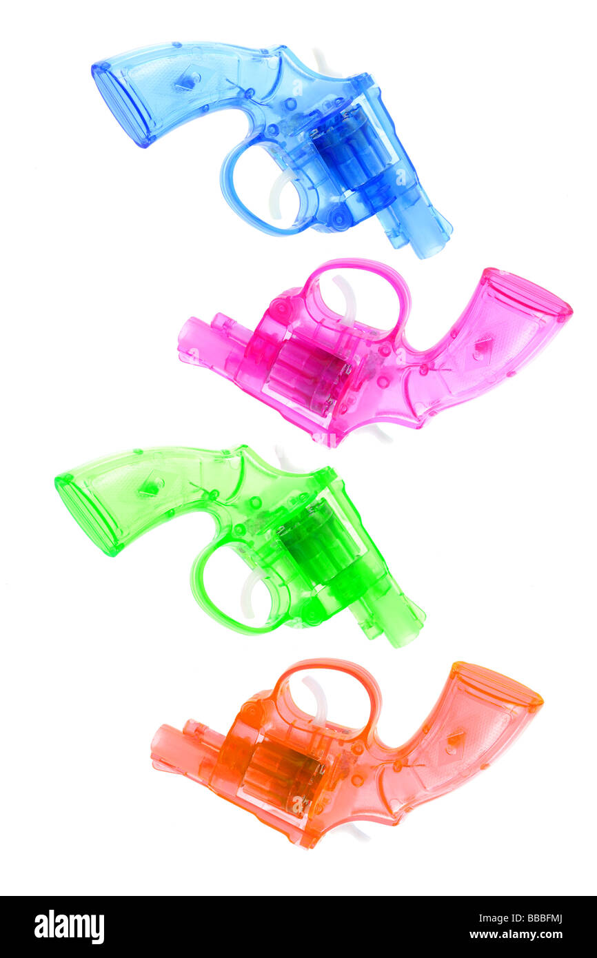 Multicolor Kunststoff Spielzeugpistolen auf weißem Hintergrund Stockfoto