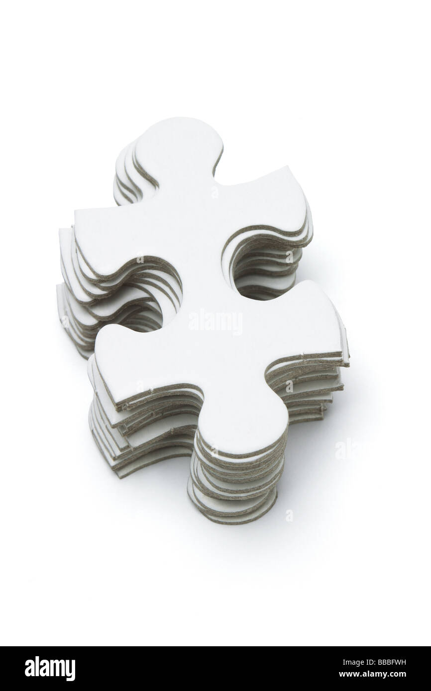 Stapel von Jigsaw Puzzle-Teile auf weißem Hintergrund Stockfoto