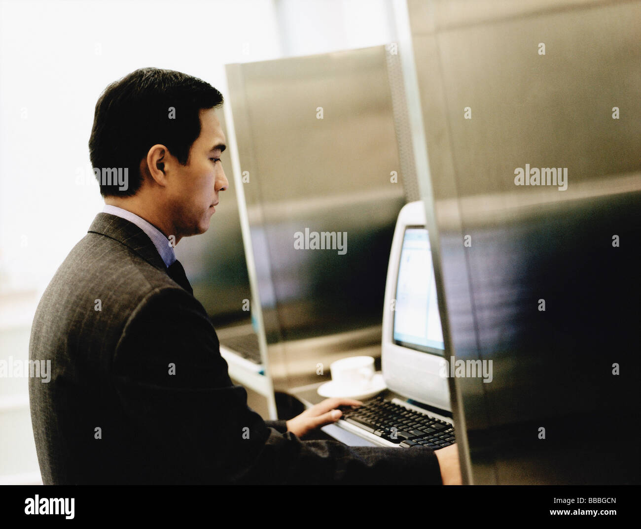 Führungskraft mit Computer. Stockfoto