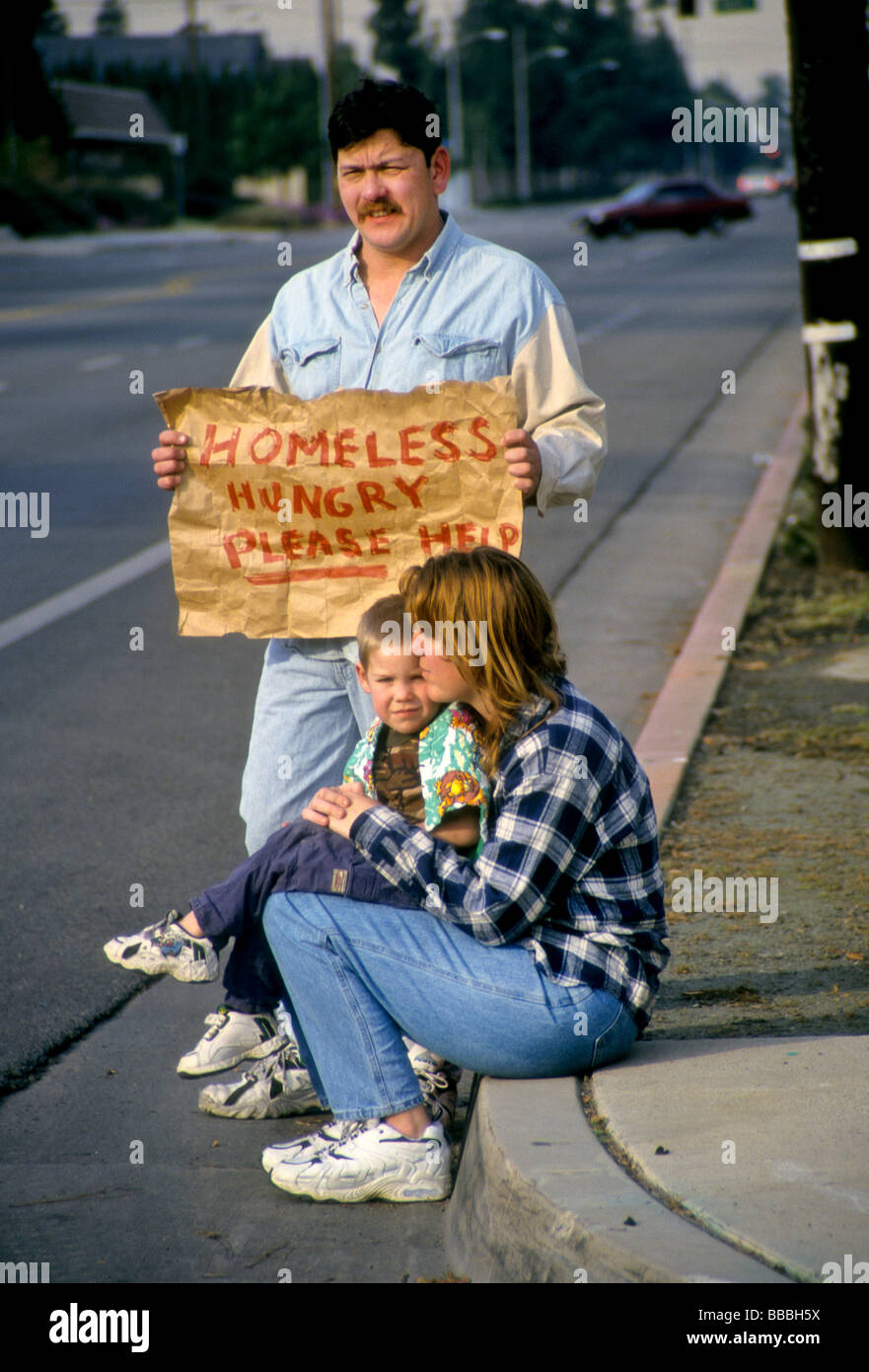 Obdachlose Familie Armen verzweifelten bitte Hilfe Wirtschaft Armut Hunger verlange Straßenkind Mann Frau Vater Mutter Eltern Zeichen Stockfoto