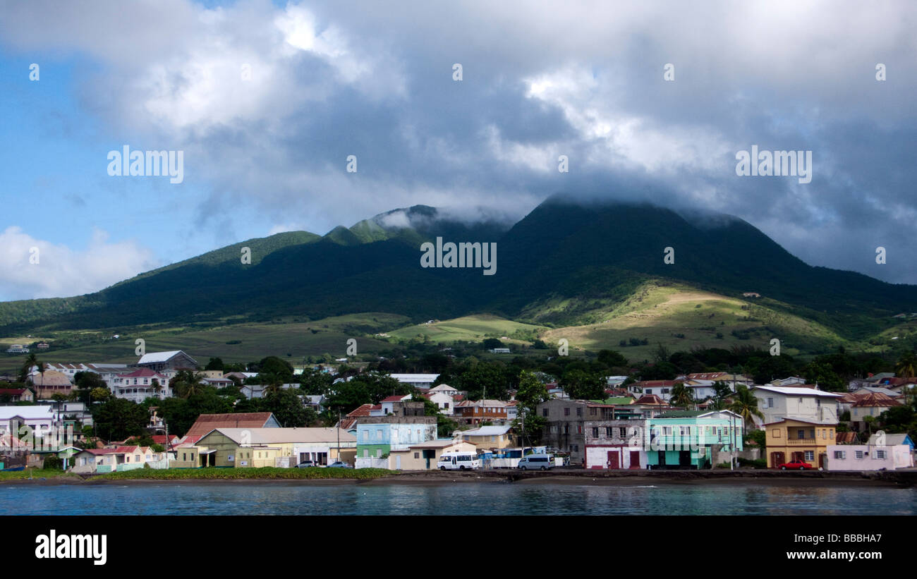 South East Range Berge überragen Hafenviertel der Hauptstadt Basseterre, St. Kitts Stockfoto