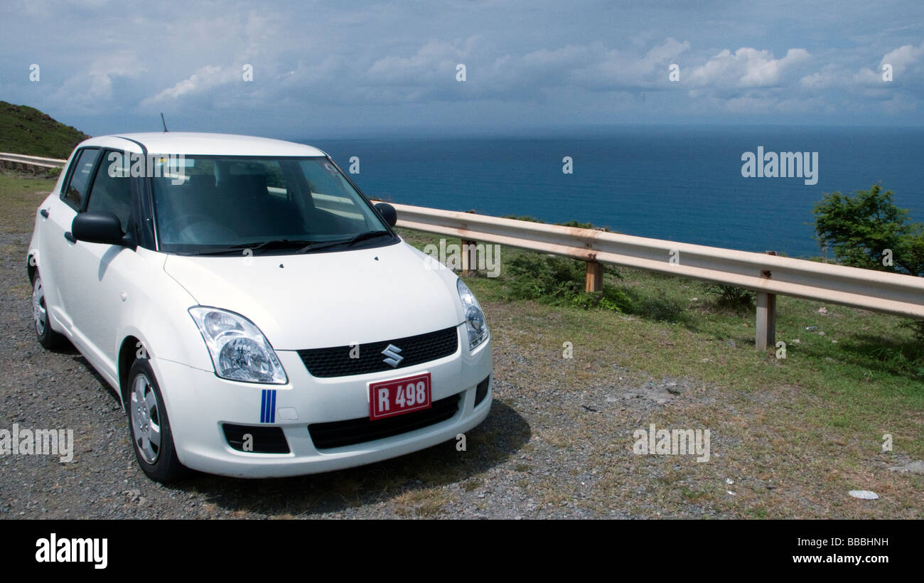 Thrifty Autovermietung Auto Klippe oben am Straßenrand in der Nähe von Mönchs Bay South St Kitts Caribbean Stockfoto