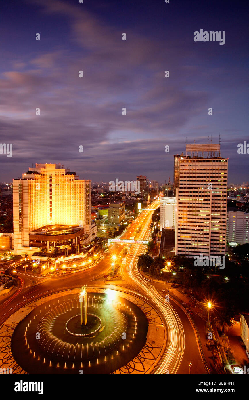 Herzlich Willkommen Sie am frühen Abend Blick auf das Hotel Indonesia-Kreisverkehr, Denkmal und Gebäude entlang der Jalan Thamrin, Jakarta Stockfoto