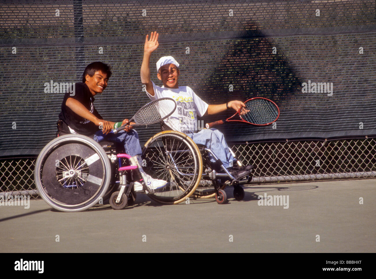 Handicap Rollstuhl Tennis teenboy Welle Lächeln glücklich Sport überwinden Übung konkurrieren spielen asiatisch-amerikanische Stockfoto