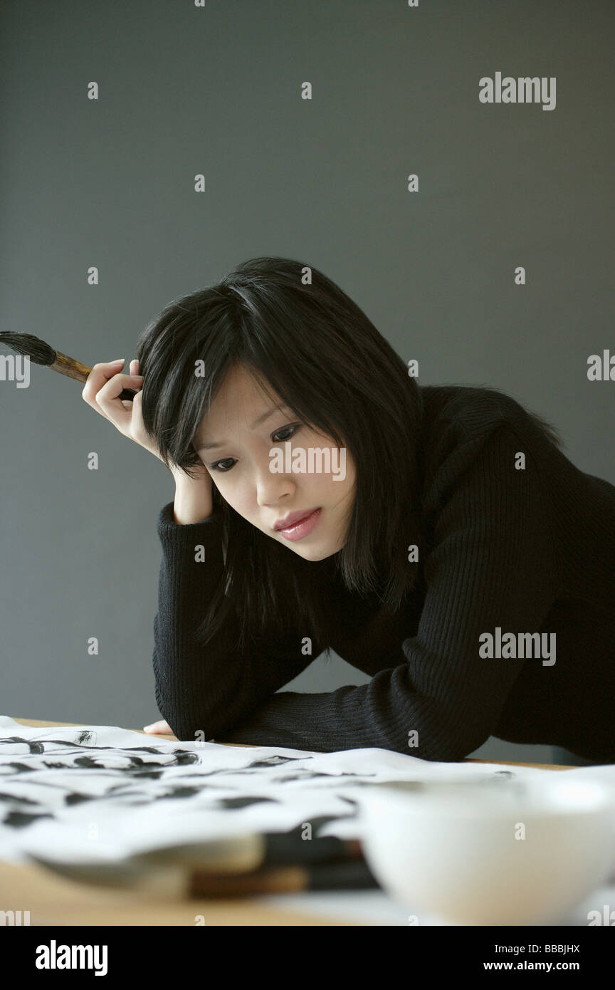 Frau mit Pinsel, schiefen Kopf auf Seite Stockfoto