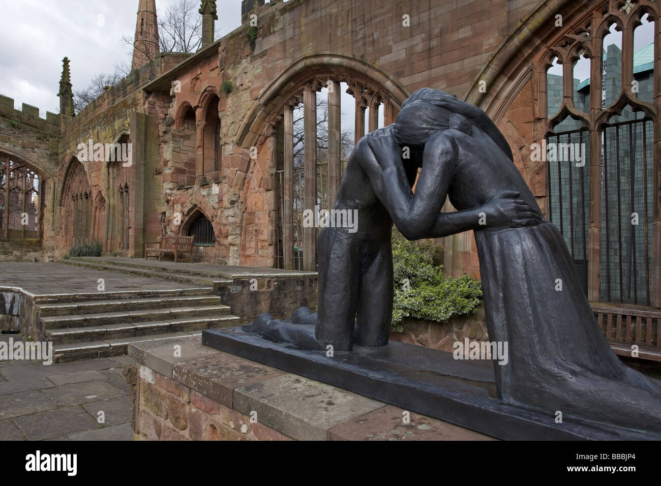 Die Statue der Versöhnung von Josefina de Vasconcellos an den Ruinen der Kathedrale von Coventry, West Midlands, Großbritannien Stockfoto