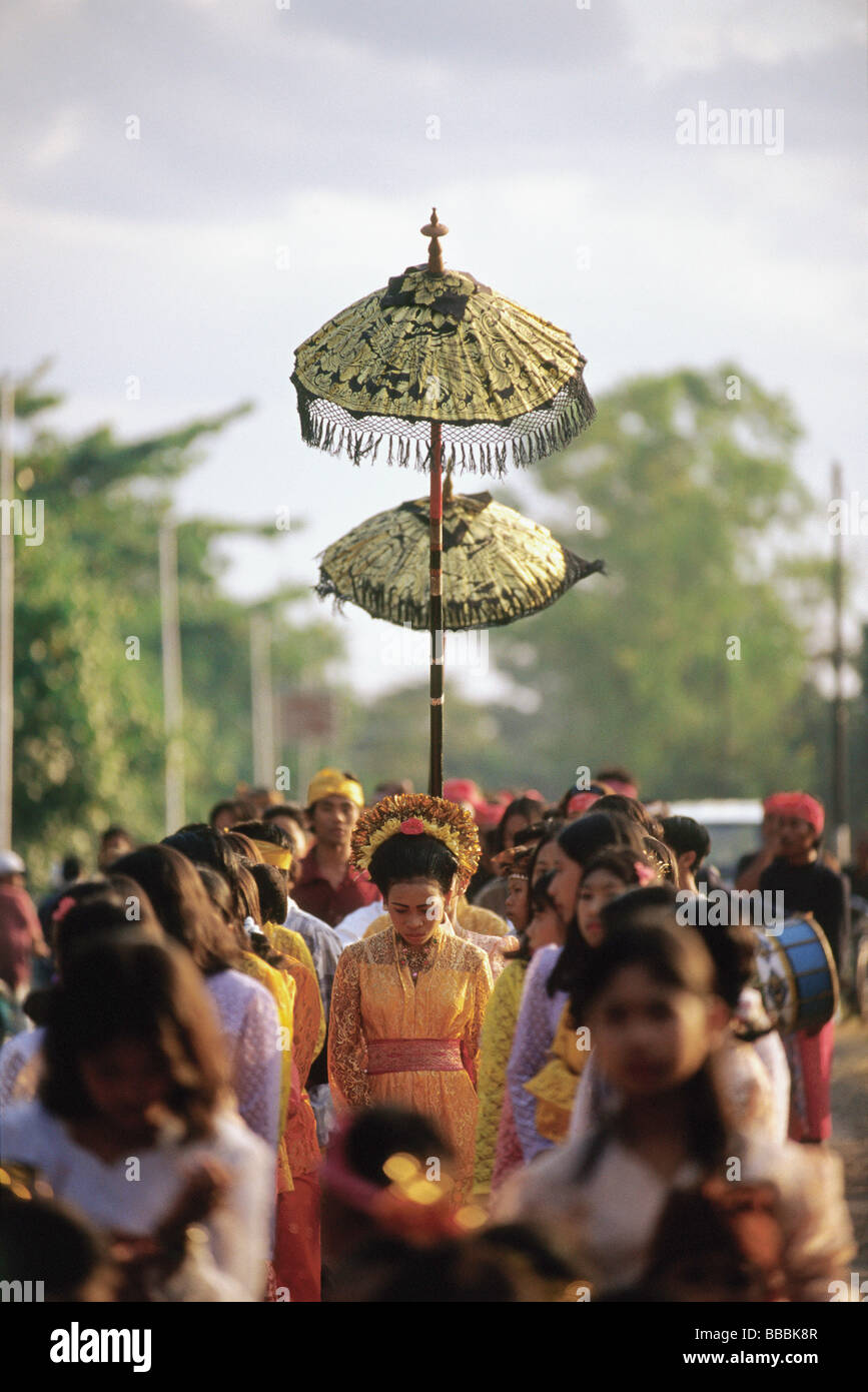 Indonesien, Lombok, eine Braut zu Fuß unter einem Baldachin und begleitet von den weiblichen Begleitern nach Musikern zum Haus des Bräutigams. Stockfoto