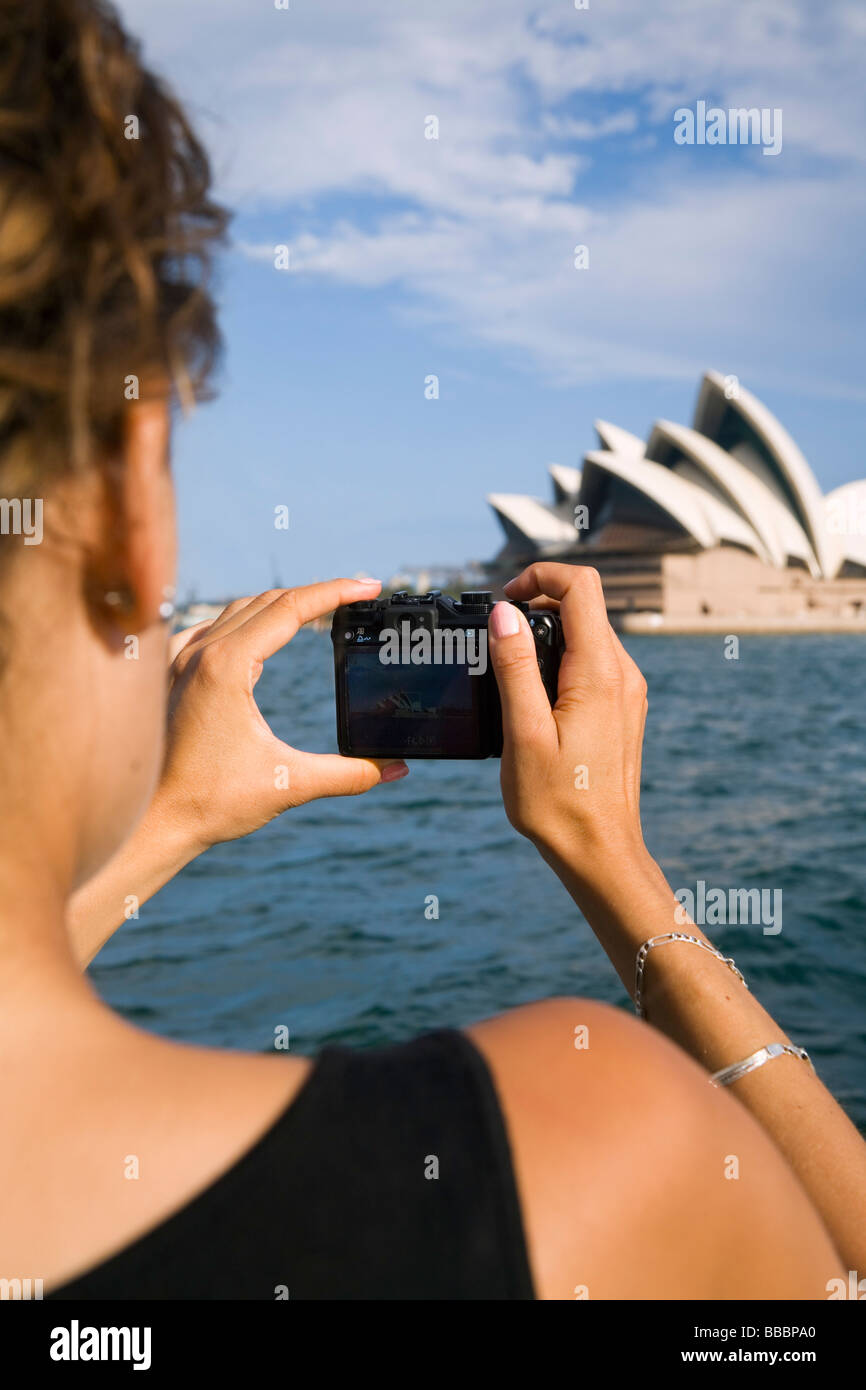 Eine Frau fotografiert das Sydney Opera House.  Sydney, New South Wales, Australien Stockfoto