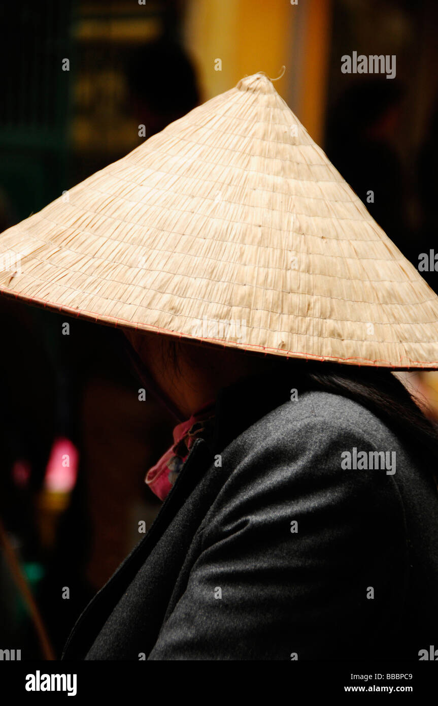 Vietnamesische Dame tragen traditionellen Kegel Hut, Hanoi, Vietnam. Stockfoto