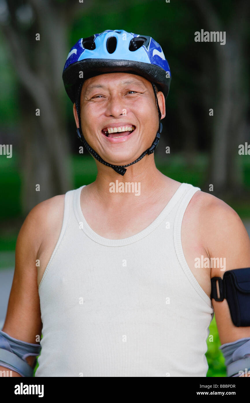 Reife Erwachsene tragen Sport Helm Stockfoto