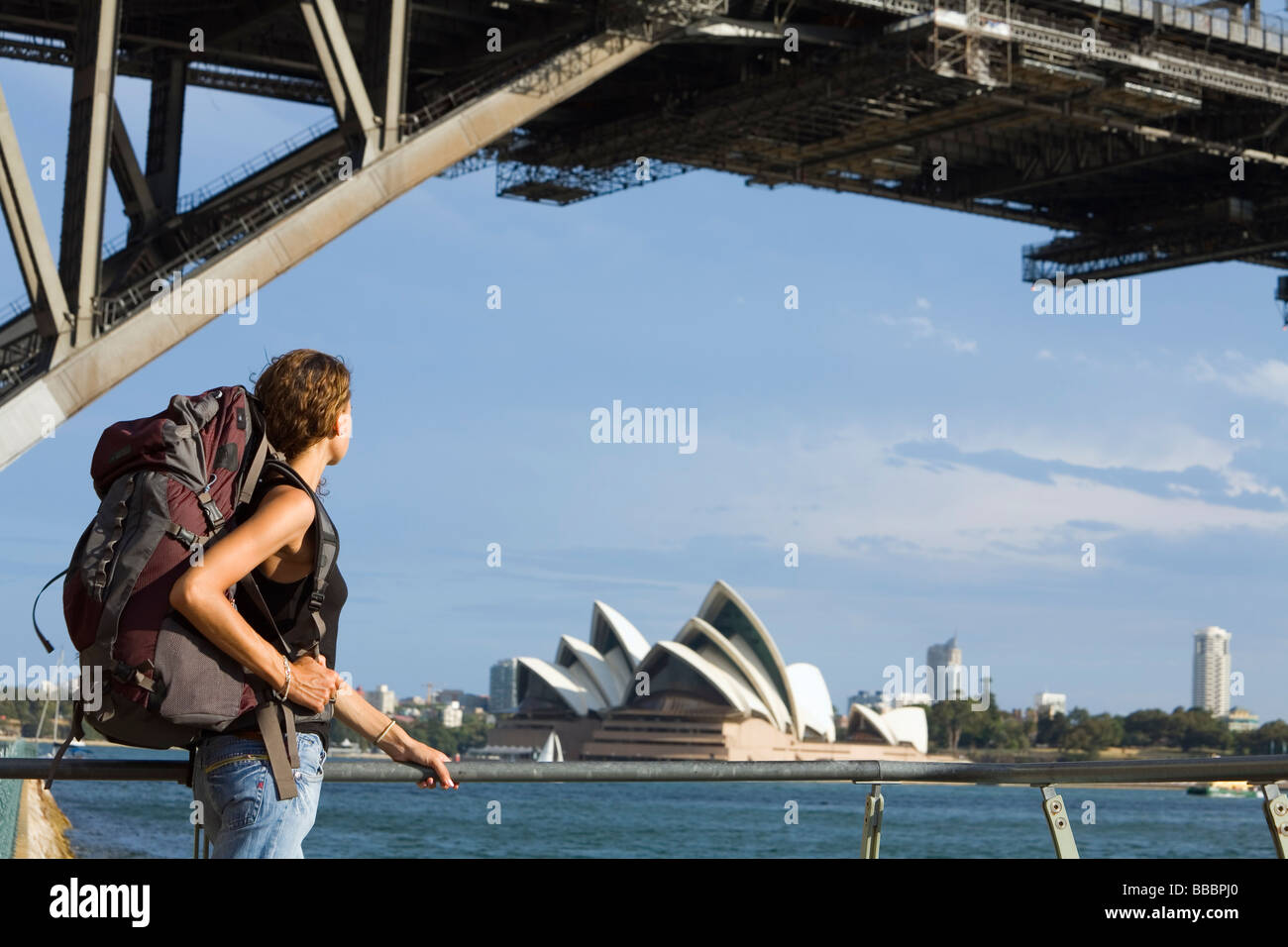 Eine Backpacker sieht über die Harbour Bridge und Opera House.  Sydney, New South Wales, Australien Stockfoto