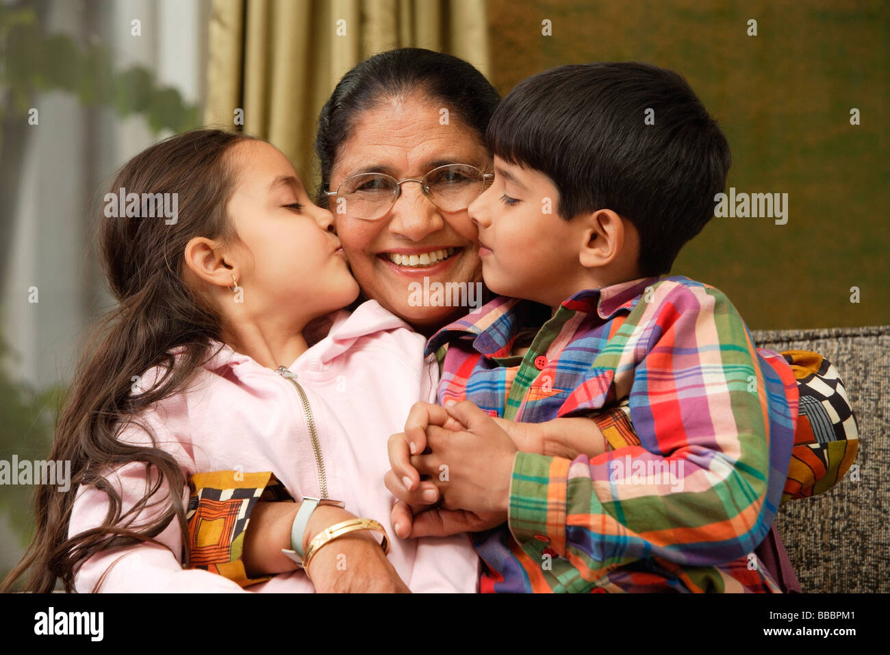 Enkel küssen Grossmutter Wangen Stockfoto