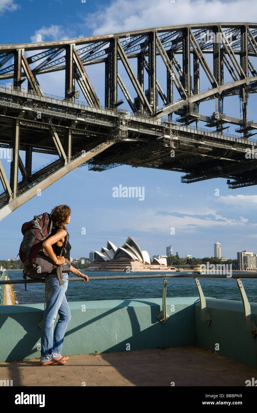 Eine Backpacker sieht über die Harbour Bridge und Opera House.  Sydney, New South Wales, Australien Stockfoto