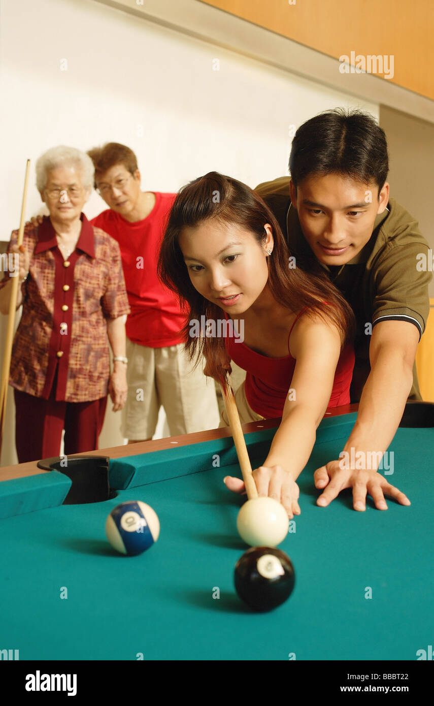 Paar spielen Pool, Vater und Großmutter auf Stockfoto