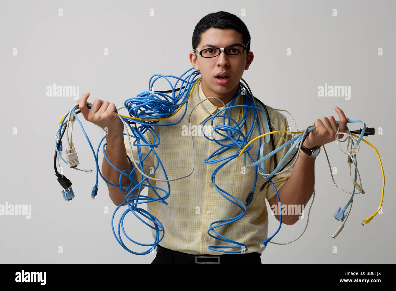 Mann mit Kabel und Drähte um seinen Hals Stockfoto