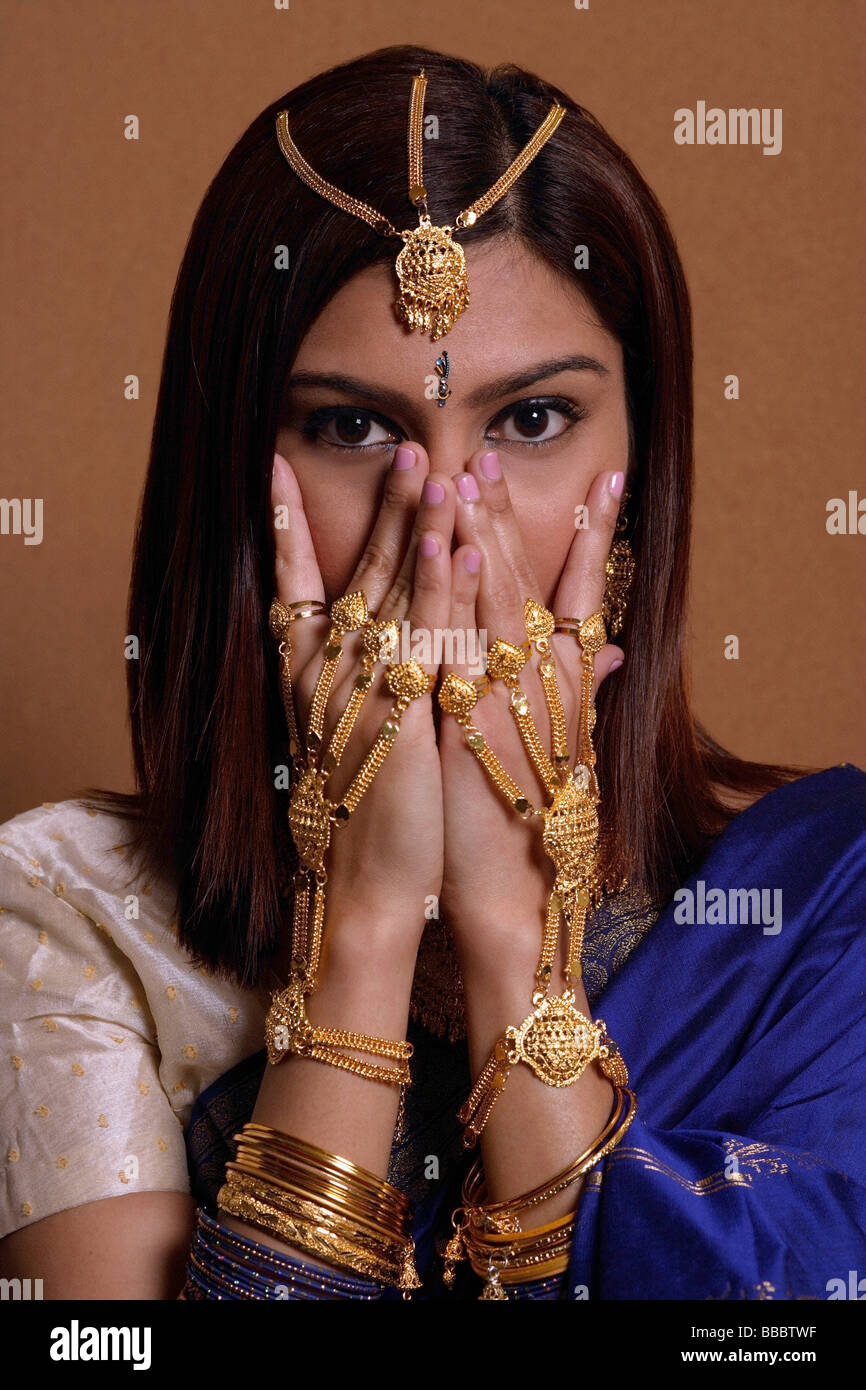 Indische Frau tragen traditionelle Hochzeitsschmuck Stockfoto