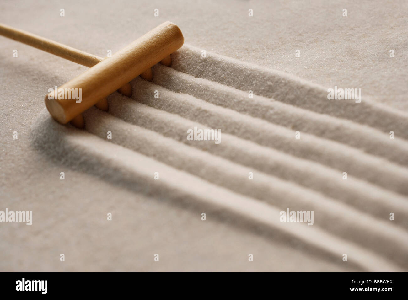 Nahaufnahme von Sand Zen-Garten mit Rechen Stockfoto