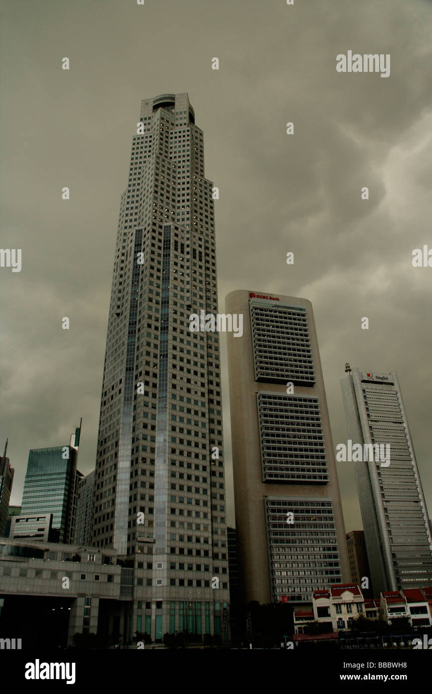 Stadtbild gegen dunklen düsteren Himmel Stockfoto