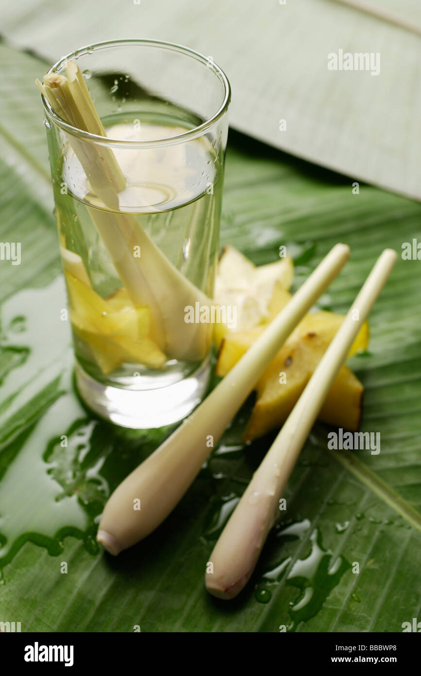 Zitronengras-Stengel in Glas Wasser mit Stern Früchte Stockfotografie -  Alamy