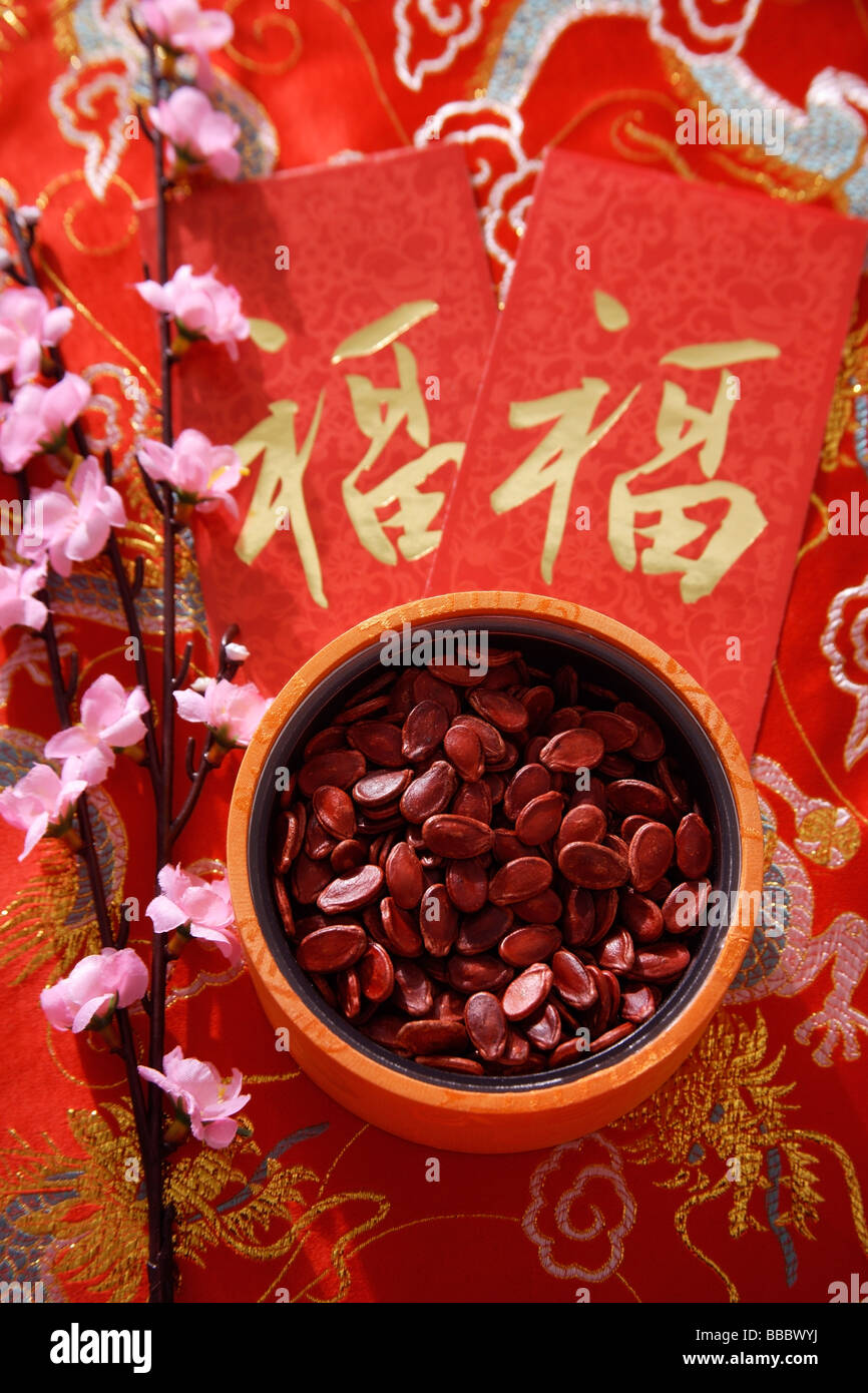 Stillleben mit Schüssel von Chinese New Year goodies Stockfoto