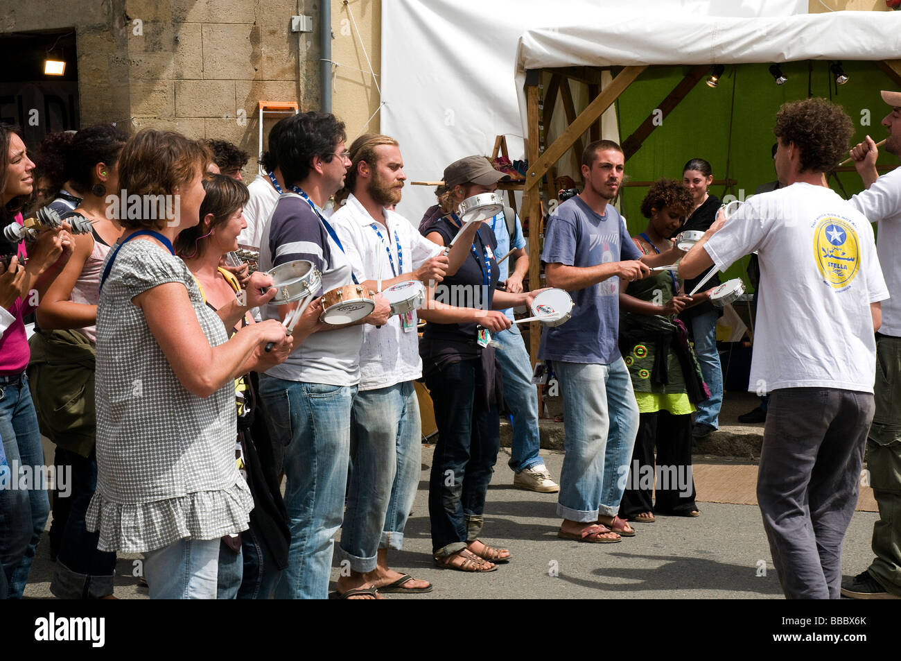 Frankreich. Spontane drumming Band Festival Freiwilligen paradieren die Straßen während der Marciac jazz Festival im August jedes Jahr Stockfoto