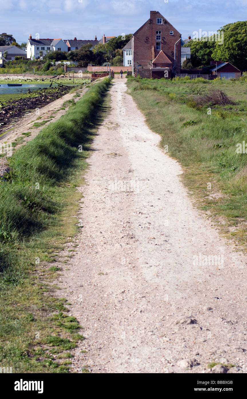 Fußweg ex Railwayline jetzt ein Radweg, der zur Mühle führt, historischen Gebäude, Yarmouth, Isle of Wight, England, UK, GB. Stockfoto