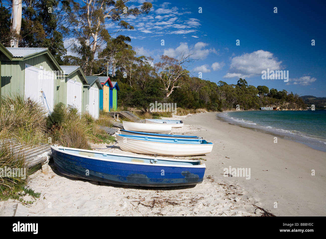 Boatsheds und Boote am Strand von Coningham Stockfoto