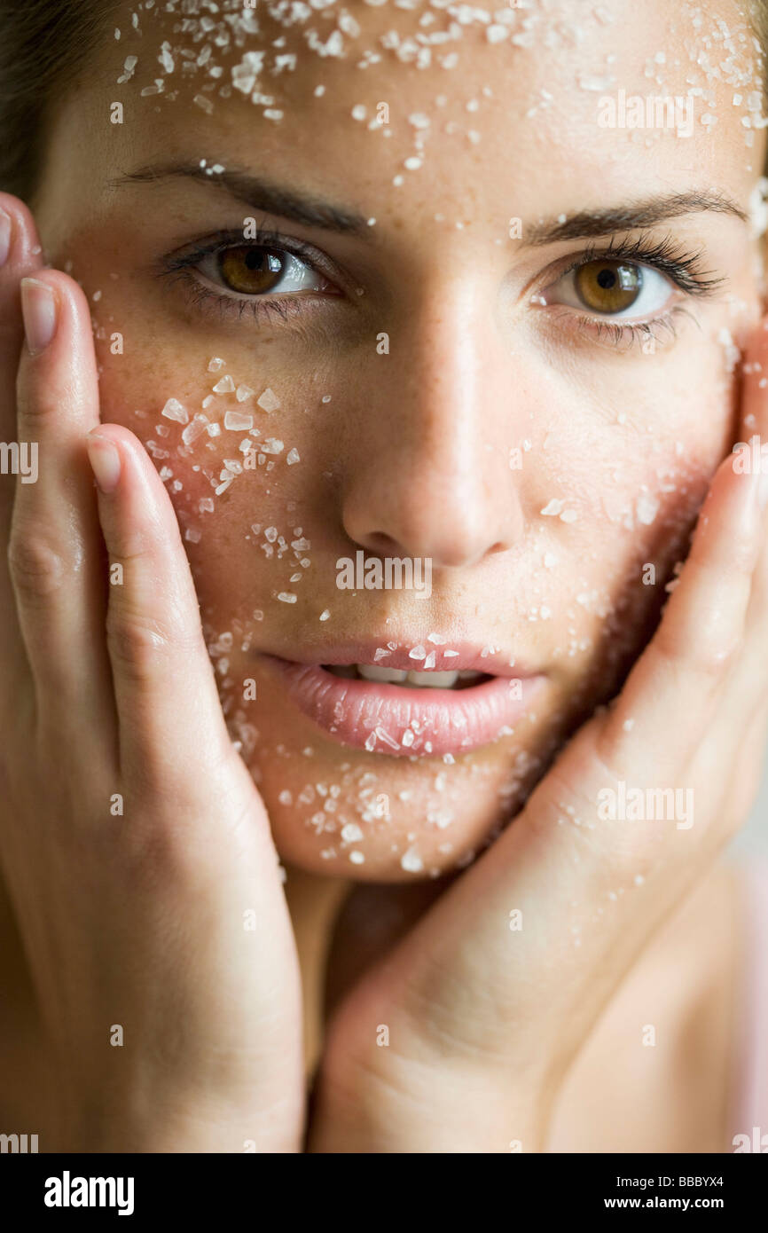 junge Frau mit Salz-Peeling-Maske Stockfoto